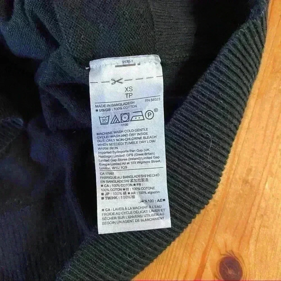 Gap V neck Black Sweater - Picture 8 of 9